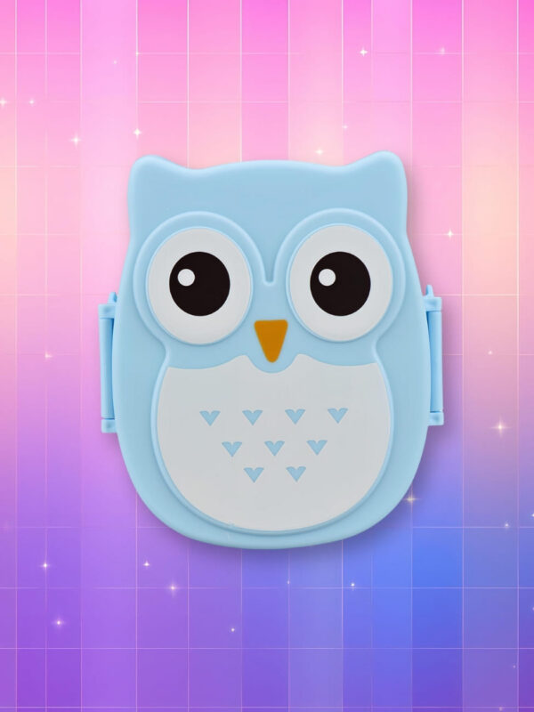 Bento coréen en forme de hibou de couleur bleu sur fond dégradé de rose à violet.