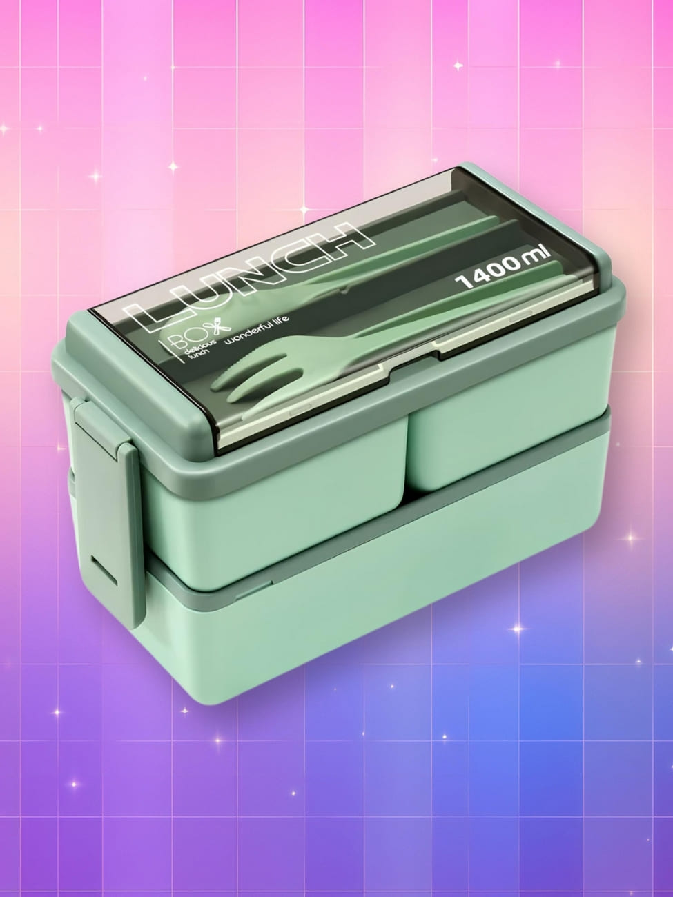 Bento coréen multi compartiments avec couverts, l'ensemble est de couleur verte avec deux étages. Les couverts sont visibles sur le dessus. Sur fond dégradé de rose à violet.