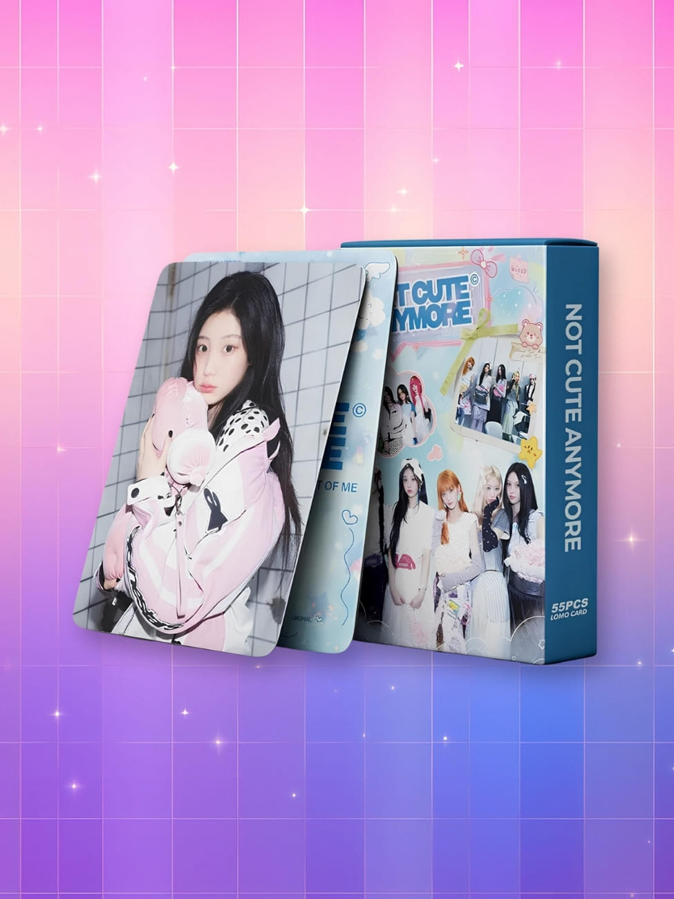 Photocard Kpop Illit Not Cute Anymore sur fond dégradé de rose à violet.