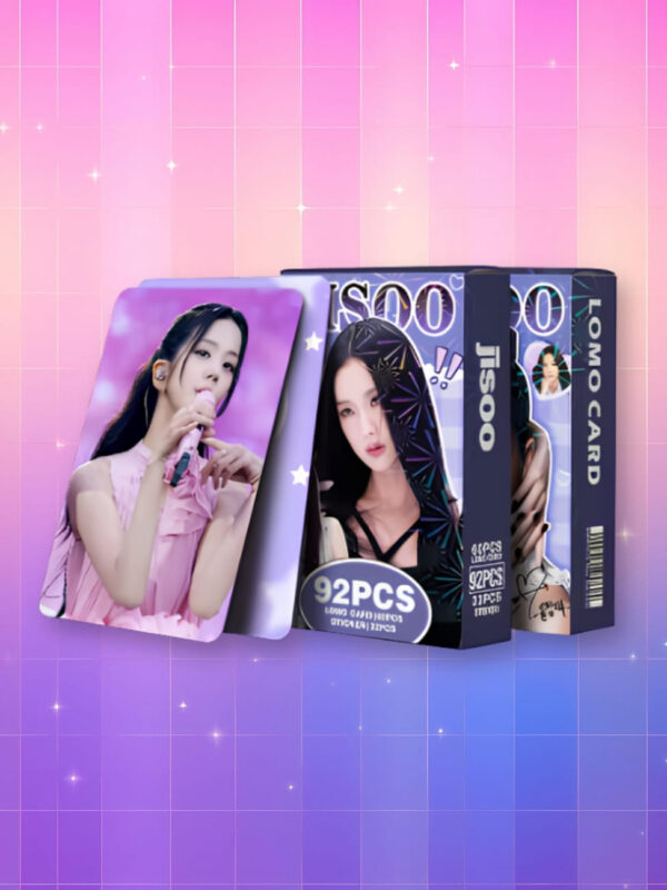 Photocard JisooBlackpink avec deux paquets et une carte devant. Sur fond dégradé de rose à violet.