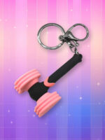 Porte-clé kpop marteau en forme de coeur Blackpink de couleur rose et noir. Sur fond dégradé de rose à violet.
