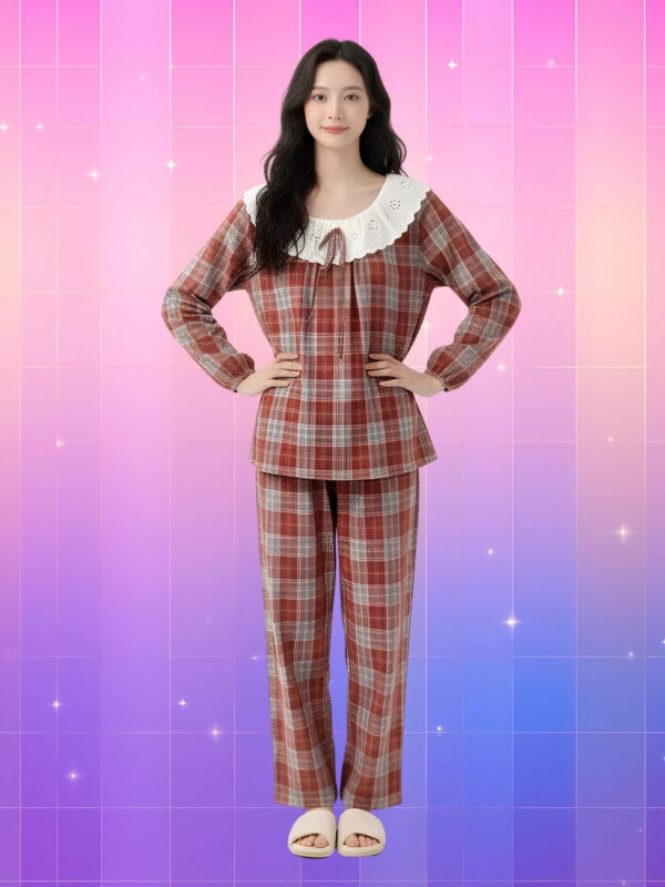 Pyjama coréen à carreaux pour femme de couleur rouge avec un col rond en dentelle porté par une femme asiatique avec les mains sur les hanches. Sur fond dégradé de rose à violet.