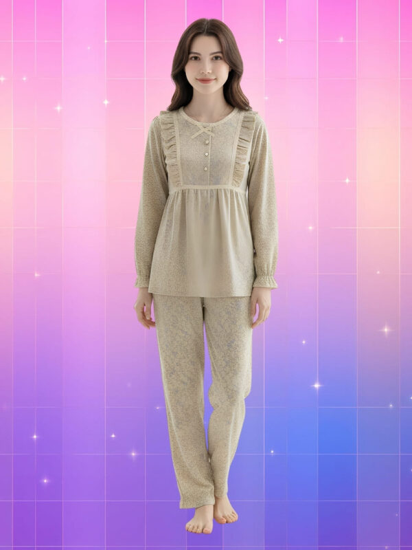 Pyjama coréen fleuri pour femme à manches longues avec les poignets et les chevilles élastiques, de couleur beige avec design discret fleuri. Des petits noeuds au niveau de la poitrine. Sur fond dégradé de rose à violet.
