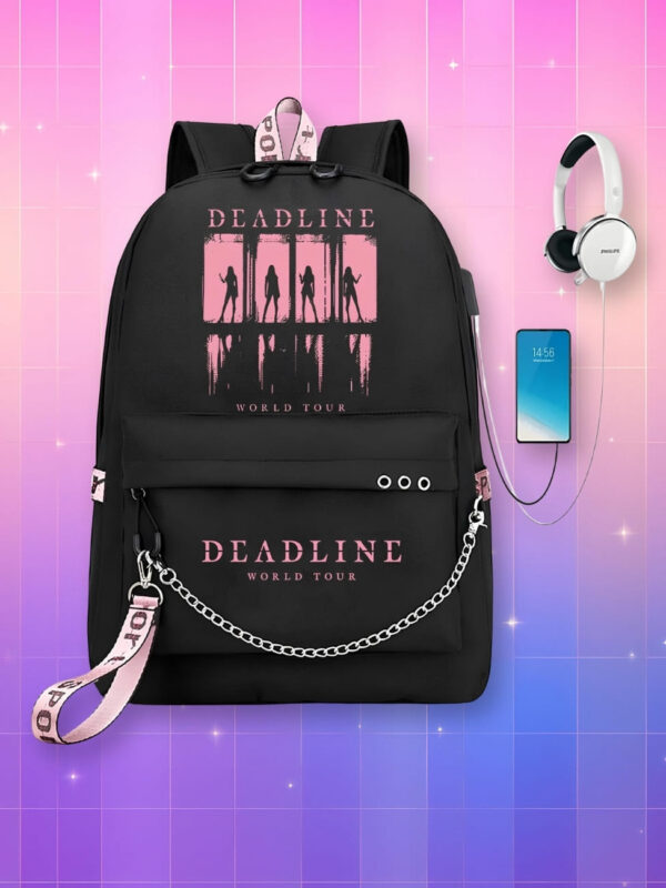 Sac à dos Kpop Blackpink Deadline world tour de couleur noire avec des inscriptions roses. Sur la poche de devant, une chainette et un pendentif ruban. Sur le côté, on y voit un casque et un téléphone reliés au sac à dos. Sur fond dégradé de rose à violet.