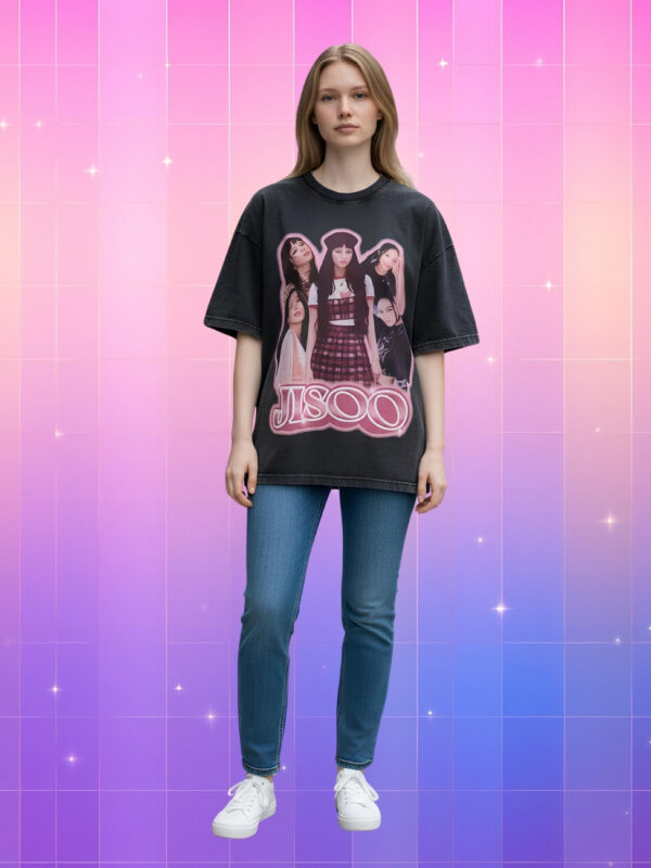 T-shirt Kpop noir de Jisoo des Blackpink porté par une femme en jean. Sur fond dégradé de rose à violet.