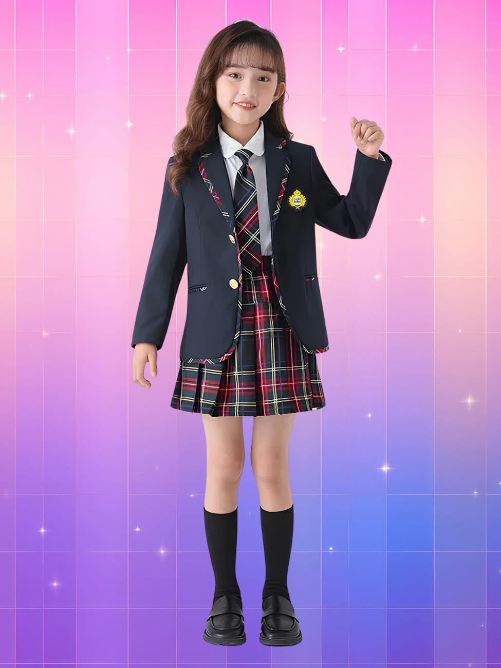Uniforme coréen complet pour fille porté par une fille de type asiatique sur fond dégradé de rose à violet. L'uniforme se compose d'une jupe plissée à carreaux, une chemise blanche, une cravate assortie à la jupe et d'une veste bleu marine.