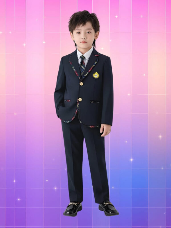 Uniforme coréen complet pour garçon composé d'une veste, un pantalon, une chemise blanche, une cravate. Porté par un garçon de type asiatique sur fond dégradé de rose à violet.