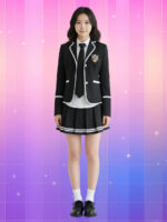 Uniforme coréen pour fille avec jupe plissée et veste noire portée porté par une fille de type asiatique. La tenue est composée d'une jupe, une chemise blanche, une veste et une cravate. Sur fond dégradé de rose à violet.