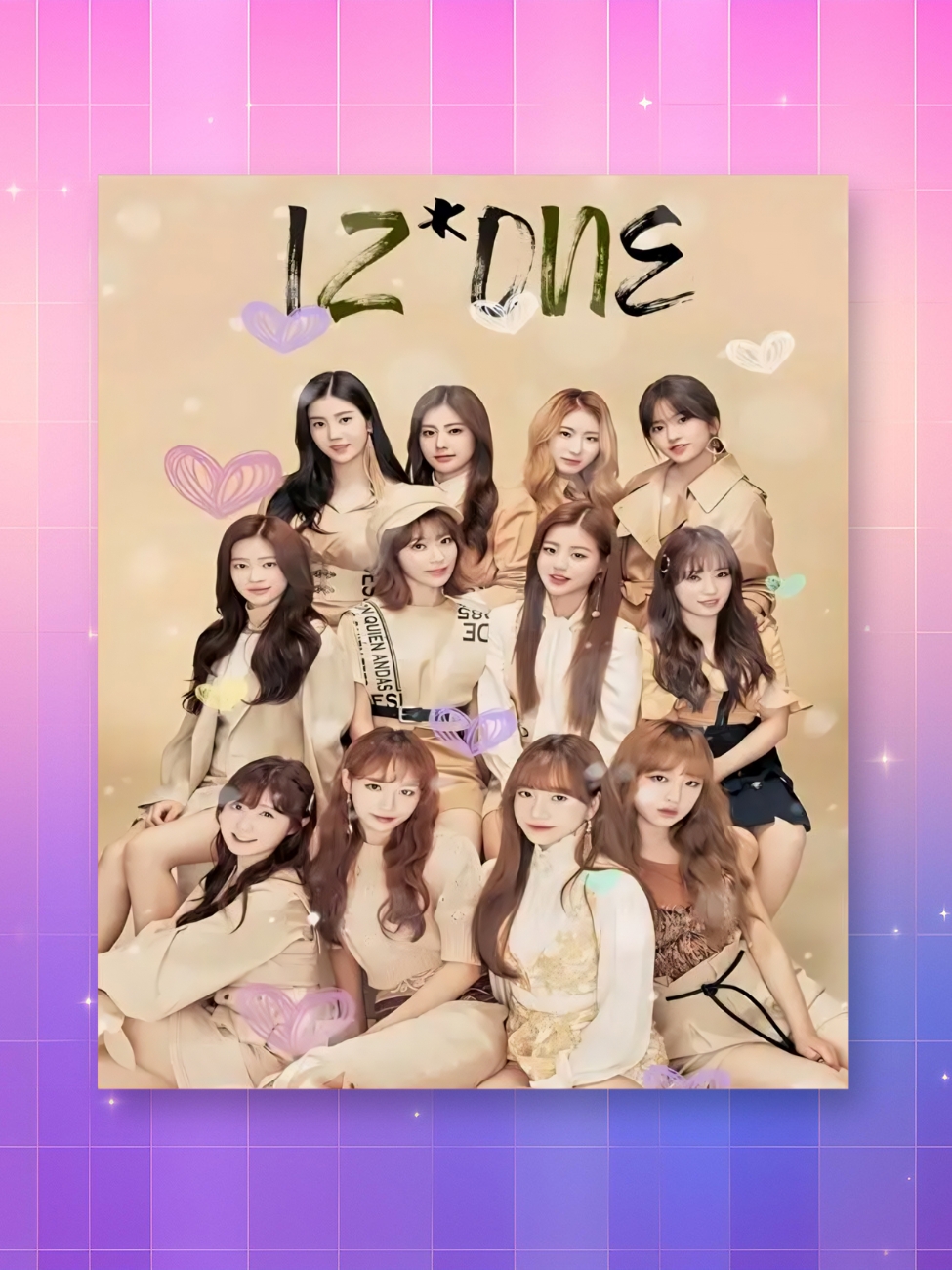 Les douze jeunes femmes du groupe IZ*ONE posent ensemble dans des tenues élégantes de couleur beige et crème sur ce poster kpop Izone, décoré de petits cœurs dessinés, le tout présenté sur un fond quadrillé aux reflets dégradés de rose et de violet.