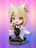 Une figurine kpop Ahri KDA League Of Legends aux longs cheveux blonds et oreilles de renard, posant sur une scène de concert noire avec des projecteurs violets, devant un arrière-plan quadrillé aux couleurs dégradées rose et violet.
