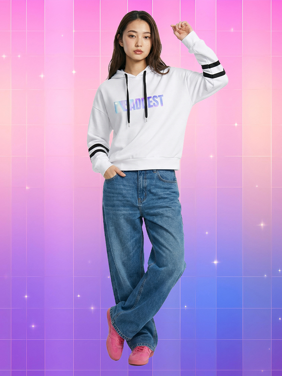 Une jeune femme portant un Pull kpop KDA The Baddest blanc à capuche avec des bandes noires sur les manches et un jean bleu, devant un mur quadrillé aux reflets roses et violets.