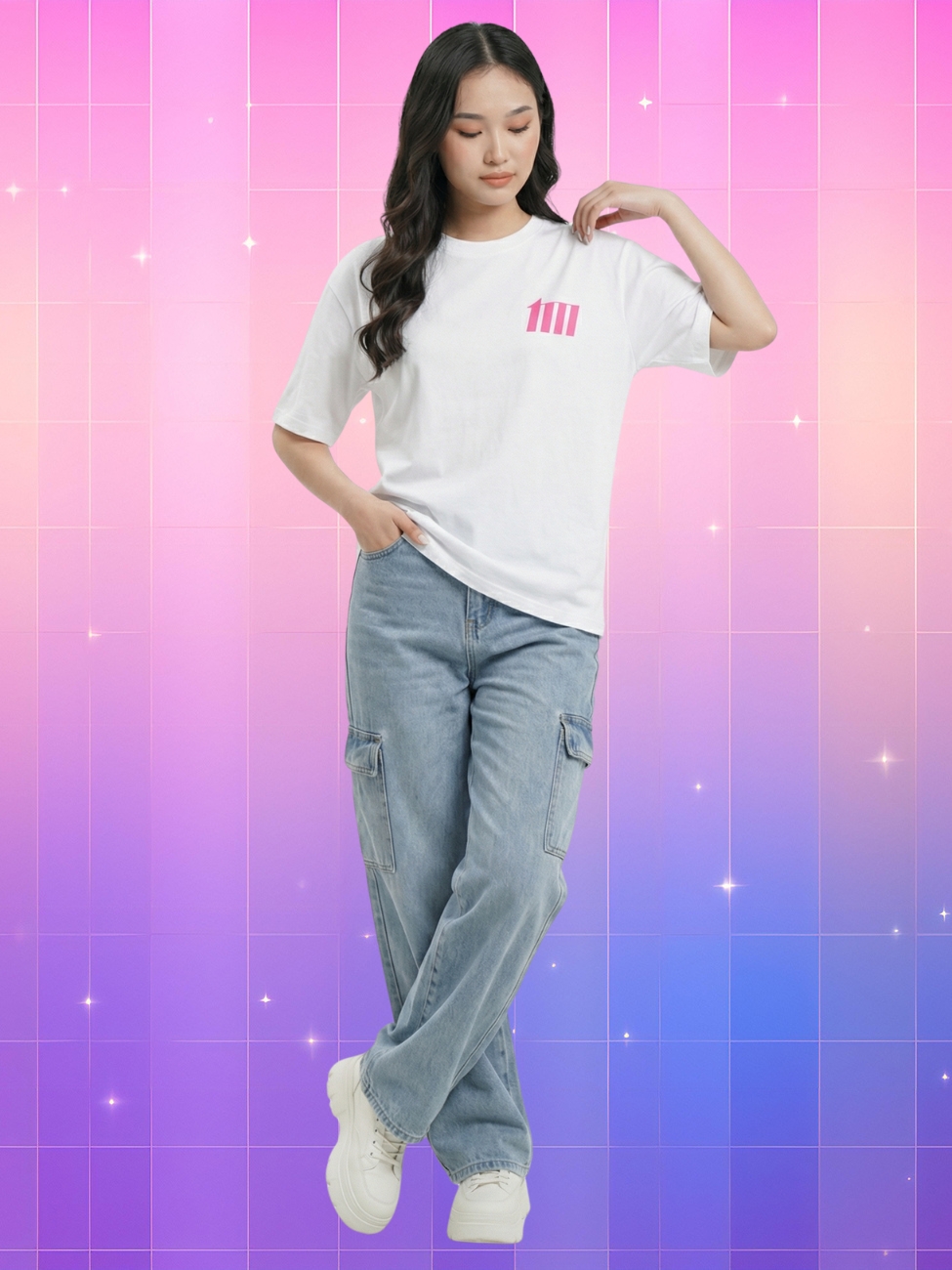 Une jeune femme asiatique portant un T-shirt kpop Mamamoo tournée My Con de couleur blanche avec un logo rose sur la poitrine, associée à un jean bleu, sur un fond dégradé de rose et de violet parsemé de petites étoiles brillantes.