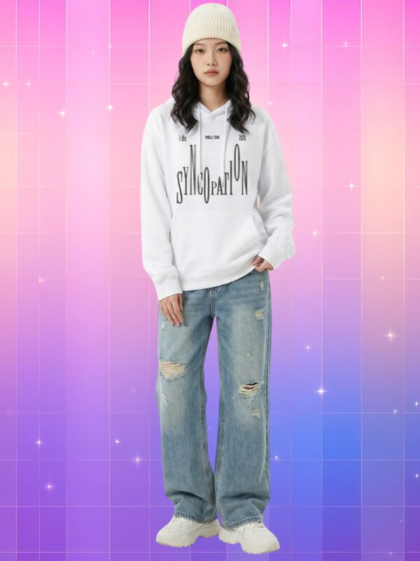 Une jeune femme portant un sweat à capuche kpop Gidle tournée Syncopation de couleur blanche avec un jean bleu délavé et un bonnet crème, posant devant un arrière-plan quadrillé aux couleurs dégradées rose, violet et bleu parsemé de petites étoiles brillantes.