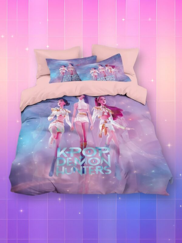 Un ensemble housse de couettes et taies d'oreiller Huntrix dans des teintes bleues, violettes et roses pastel illustrant les trois héroïnes du film Kpop Demon Hunters et le logo du film en bas de la couette, sur un fond artificiel coloré avec un gradient allant du rose au violet.