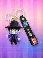 Un porte-clés kawaii Kpop Demon Hunters Jinu dans sa forme démoniaque avec un mousqueton doré et une sangle noire avec écrit "kpop" dessus, sur un fond artificiel coloré avec un gradient allant du rose au violet.