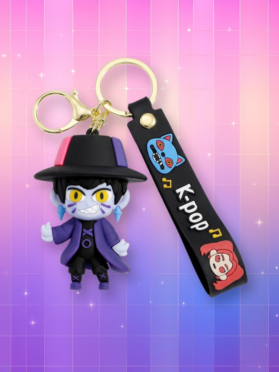 Un porte-clés kawaii Kpop Demon Hunters Jinu dans sa forme démoniaque avec un mousqueton doré et une sangle noire avec écrit "kpop" dessus, sur un fond artificiel coloré avec un gradient allant du rose au violet.