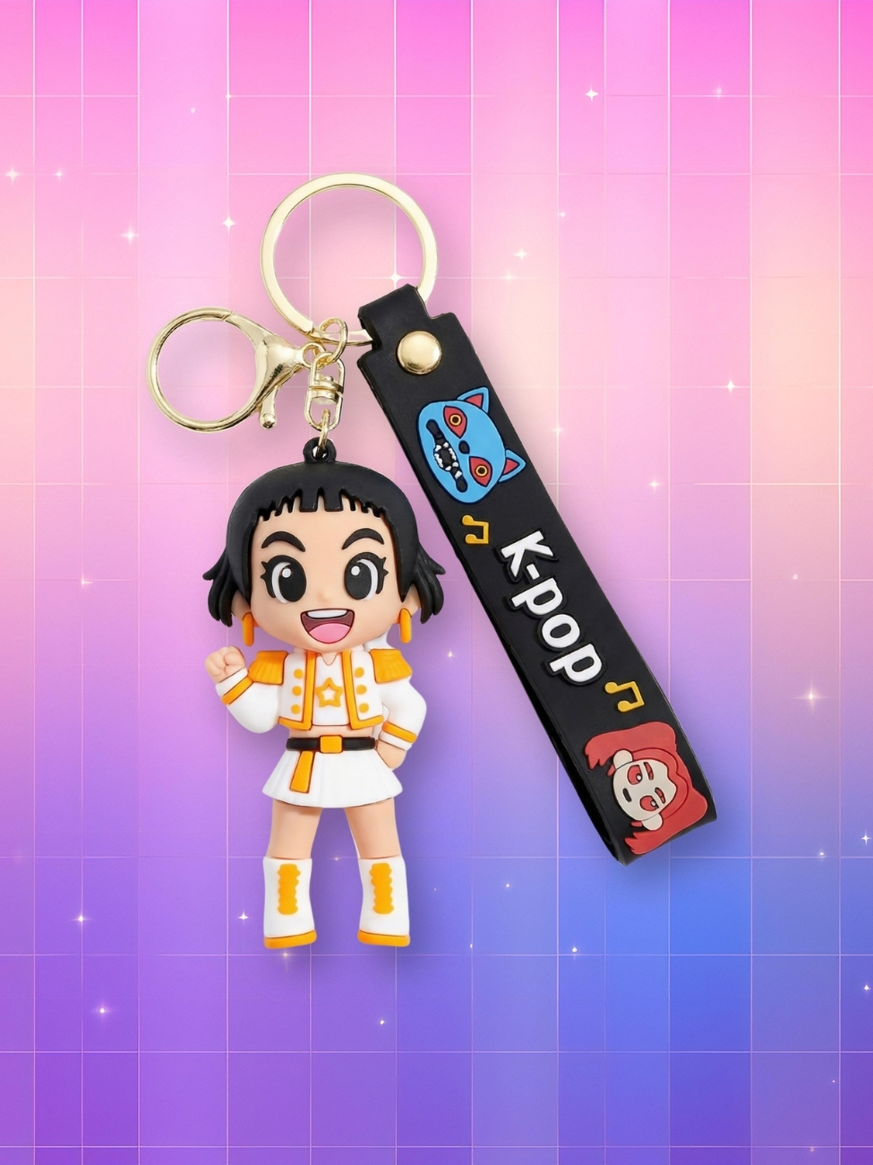 Un porte-clés kawaii Kpop Demon Hunters Zoey la représentant dans sa tenue de concert noire, blanche et dorée avec un mousqueton doré et une sangle noire avec écrit "kpop" dessus, sur un fond artificiel coloré avec un gradient allant du rose au violet.