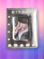 Photocard folder argenté kawaii avec une fenêtre rectangulaire devant. Sur fond dégradé de rose à violet.