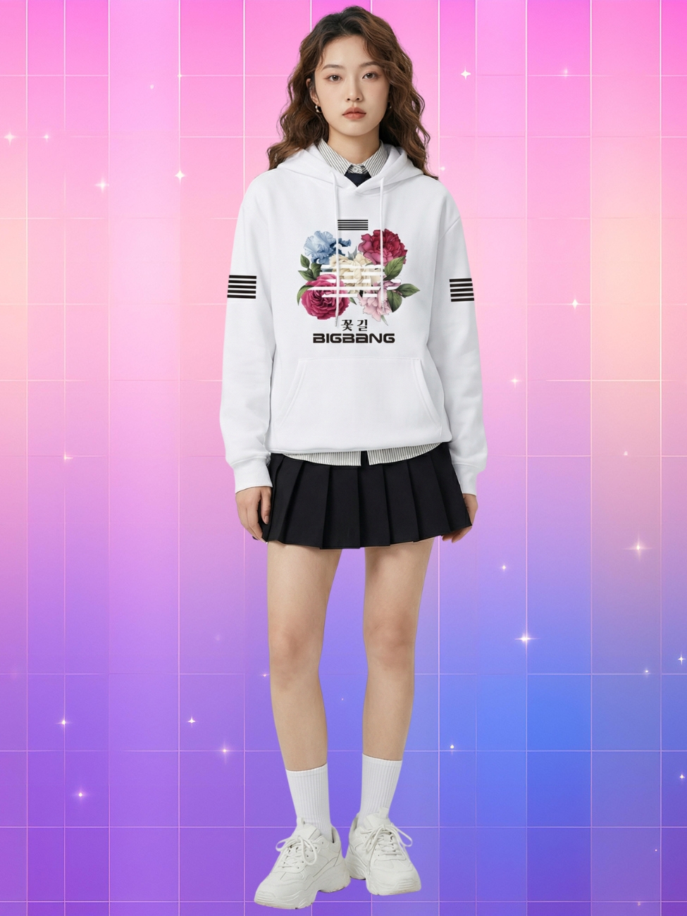 Une jeune femme portant un sweat à capuche Kpop Big Bang G-Dragon blanc avec un motif floral coloré, une jupe courte plissée noire et des baskets, devant un fond quadrillé aux reflets dégradés de rose et de violet.