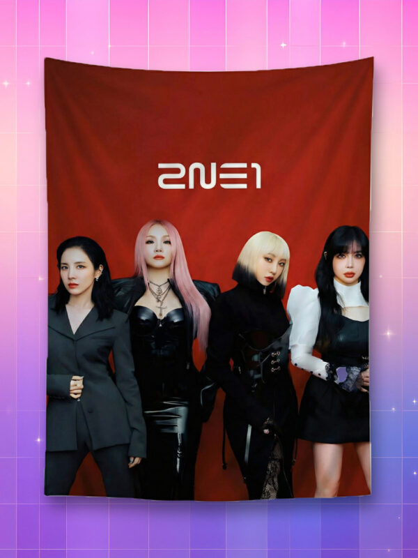 Une tapisserie murale kpop 2ne1 illustrant les quatre membres du groupe coréen vêtues de tenues noires élégantes sur un fond rouge intense, présentée dans un cadre blanc sur un décor dégradé rose et violet.
