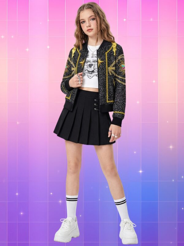 Une jeune fille aux cheveux longs portant un blouson Kpop Demon Hunters style Golden noir avec des motifs dorés scintillants, une jupe plissée noire et des baskets blanches, sur un fond quadrillé aux reflets dégradés rose, violet et bleu.