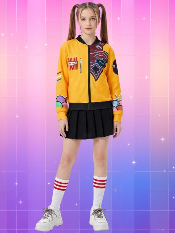 Une jeune fille aux cheveux longs portant le blouson Kpop Demon Hunters veste de Rumi, un vêtement jaune vif avec des motifs colorés et une fermeture éclair noire, posant devant un fond dégradé rose et violet orné de petites étoiles brillantes.