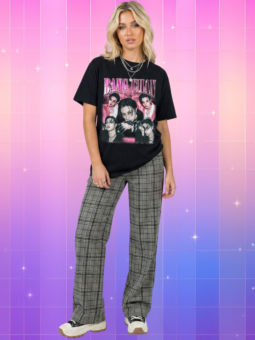 Une jeune femme blonde portant un t-shirt kpop Bang Chan Stray Kids noir avec un imprimé vintage rose, associée à un pantalon à carreaux gris, sur un fond dégradé rose et violet parsemé de petites étoiles étincelantes.