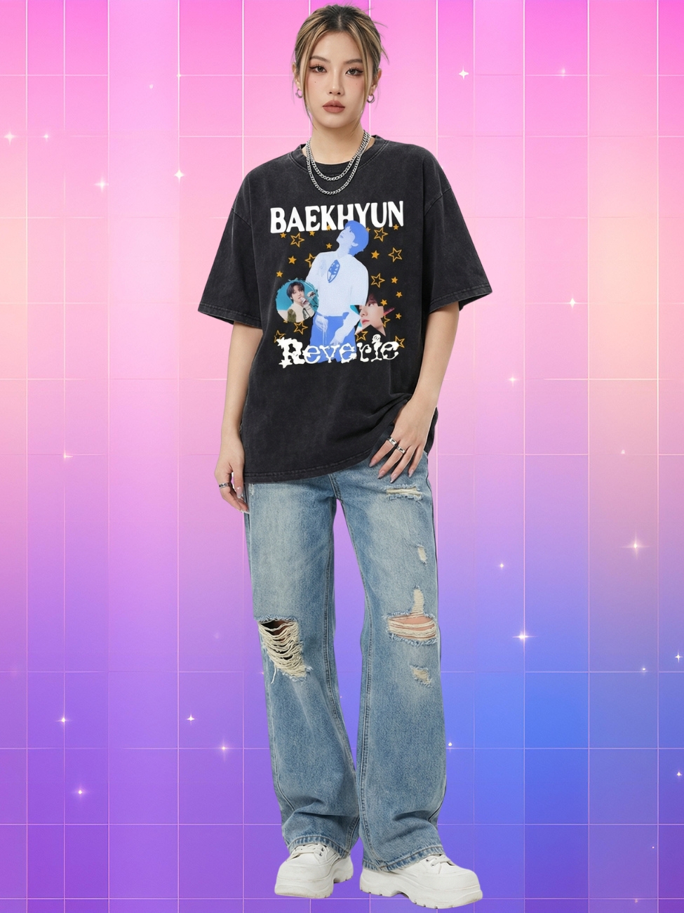 Une jeune femme portant un t-shirt kpop Baekhyun tournée mondiale Reverie noir vintage à col rond, avec un pantalon en jean troué, sur un fond quadrillé aux reflets dégradés allant du rose au bleu violet.