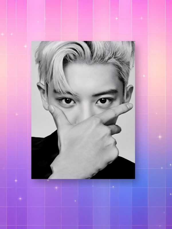 Un gros plan du chanteur Chanyeol qui pose avec sa main devant le visage sur ce poster kpop portrait Chanyeol en noir et blanc, présenté sur un fond quadrillé aux reflets roses et violets.