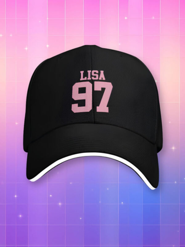 Casquette Kpop Lisa Blackpink de couleur noire avec un liseré blanc devant et une inscription rose 'LISA 97". Sur fond dégradé de rose à violet.