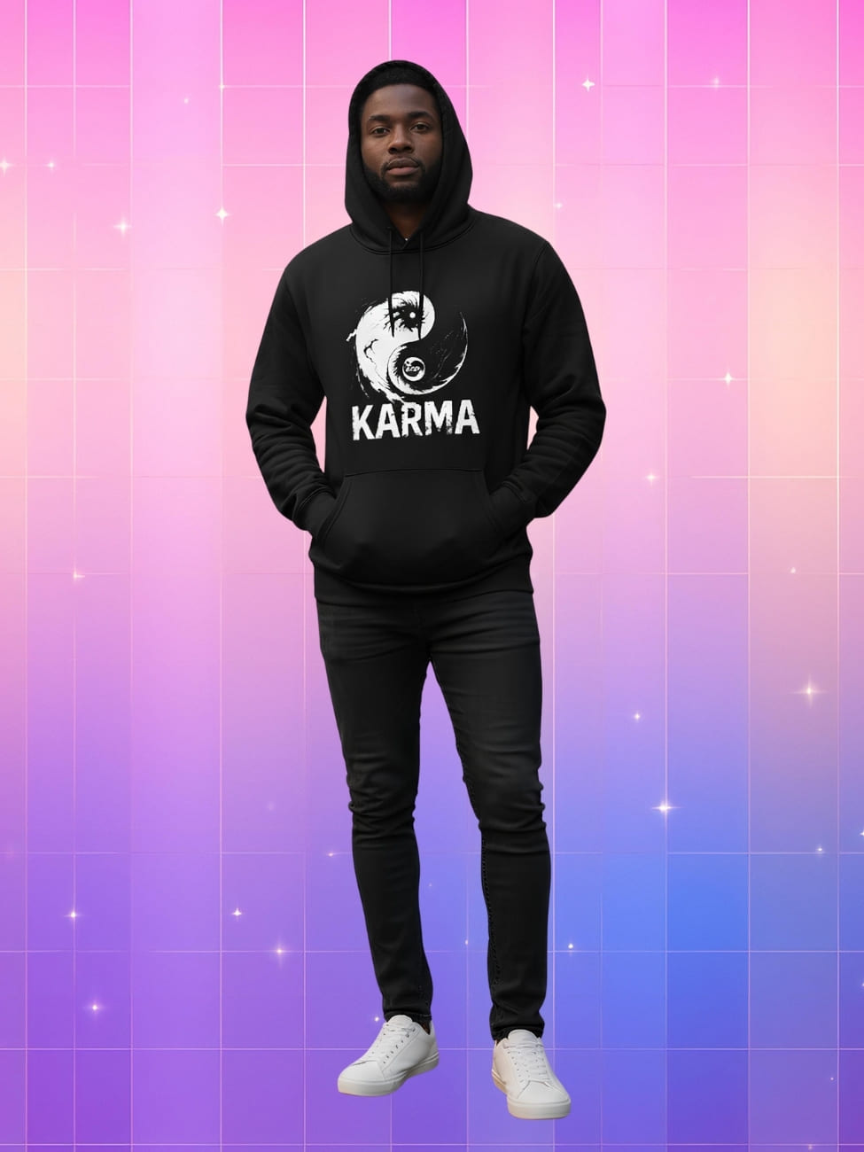 Sweat Kpop pour homme Karma Félix SKZ porté par un homme de type afro avec la capuche sur la tête, un pantalon noir et des baskets blanches. Les mains dans les poches. Sur fond dégradé de rose à violet.