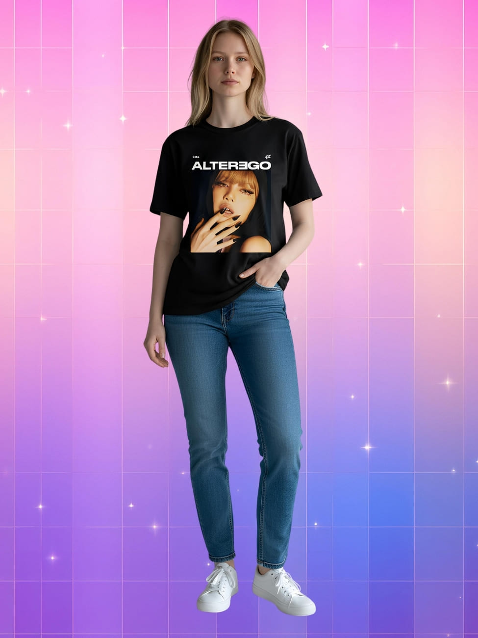 T-shirt Kpop portrait de Lisa AlterEgo noir porté par une femme blonde en jean sur fond dégradé de rose à violet.