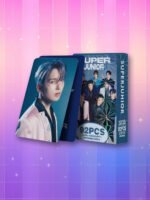 Photocard Kpop Super Junior. Le paquet bleu se trouve sur un fond dégradé de rose à violet.
