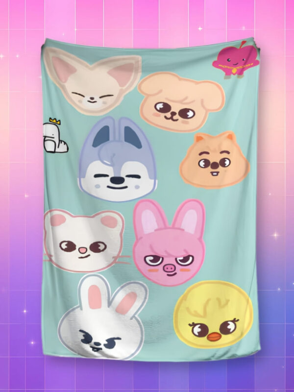 Plaid Kpop SKZOO de couleur vert d'eau avec les mascottes. Sur fond dégradé de rose à violet.