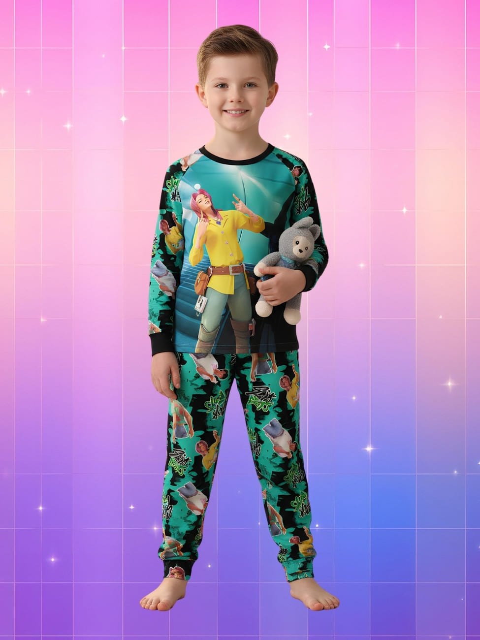 Pyjama Kpop Demon Hunters Saja Boys de couleur vert, pantalon et manches longues, porté par un garçon sur fond dégradé de rose à violet.