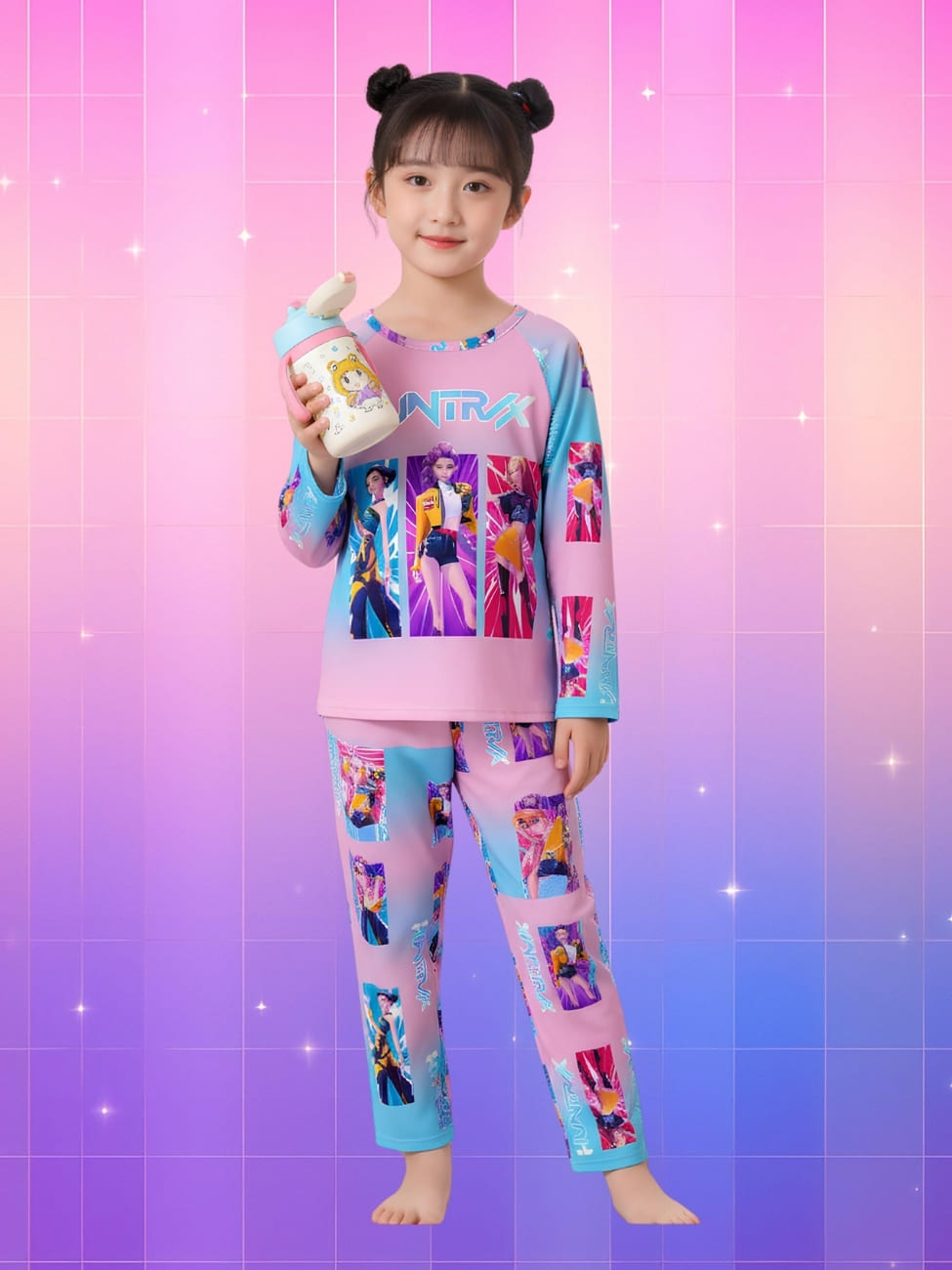 Pyjama Kpop Demon Hunters bleu et rose pzntalon et manches longues porté par une fille de type asiatique avec deux chignons sur la tête et une gourde dans la main droite. Sur fond dégradé de rose à violet.