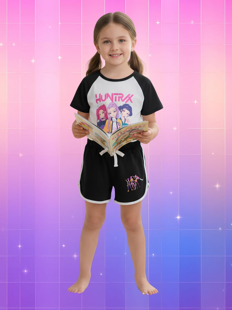 Pyjashort Kpop Demon Hunters pour enfant de couleur blanc et noir avec le motif sur le haut et un plus petit sur la cuisse gauche. Porté par une fille avec deux couettes sur fond dégradé de rose à violet.