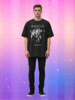 T-shirt Kpop noir ONEUS porté par un homme en pantalon noir sur fond dégradé de rose à violet.