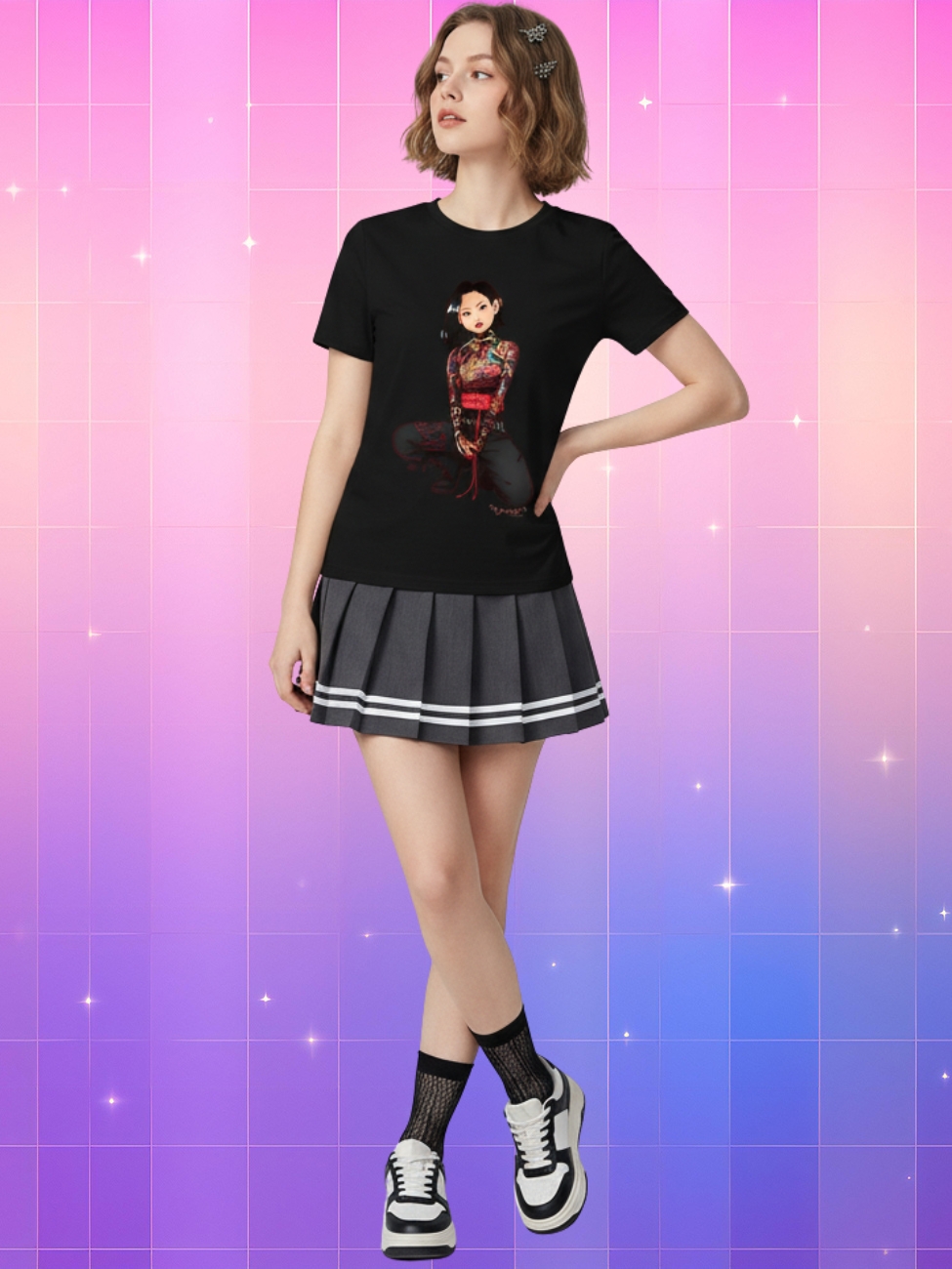 Une jeune femme portant un t-shirt kpop oversize Hwasa style manhwa de couleur noire avec une jupe plissée grise, posant devant un mur quadrillé aux reflets violets et roses parsemé de petites étoiles étincelantes.