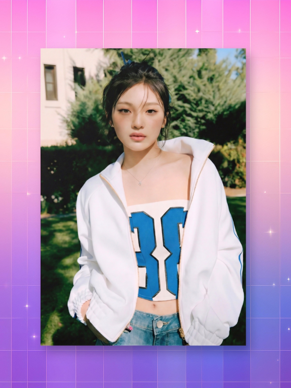Un poster kpop Ningning Aespa montrant la chanteuse avec une veste blanche ouverte, un haut bleu et blanc et un jean, posant devant un jardin ensoleillé, le tout entouré d'un cadre dégradé rose et violet avec de petites étoiles.