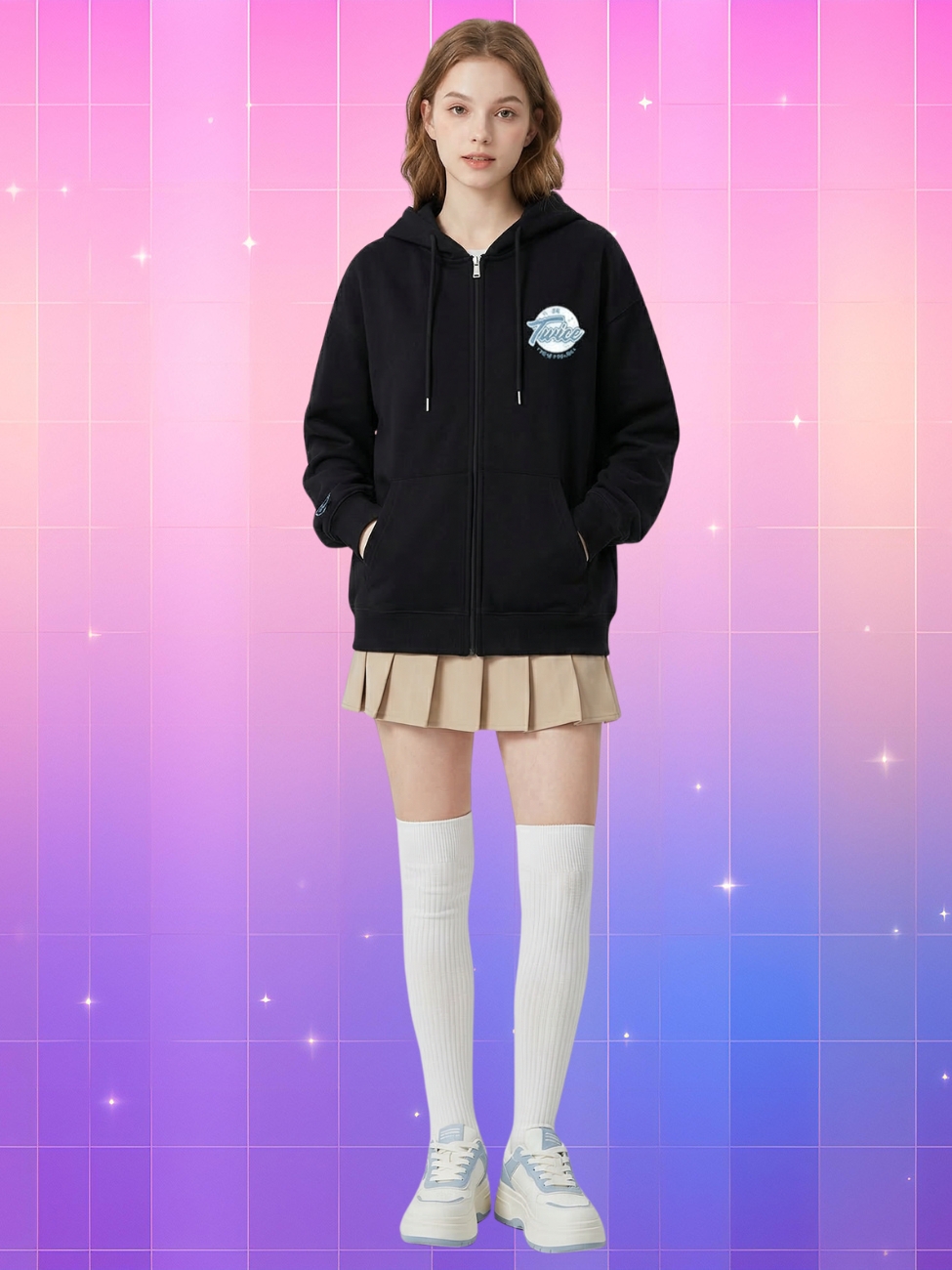 Une jeune fille portant un pull kpop Nayeon Twice de couleur noire avec un logo bleu sur la poitrine, accordé à une jupe beige et des chaussettes hautes blanches, devant un fond quadrillé aux dégradés de rose et de violet parsemé de petites étoiles brillantes.