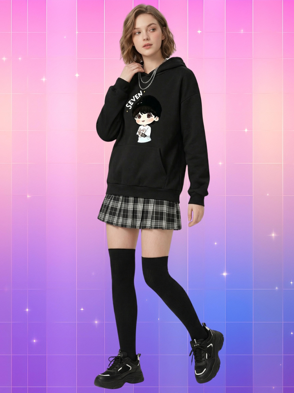 Une jeune femme portant un sweat à capuche kpop Jungkook style kawaii de couleur noire avec un dessin mignon sur le devant, assorti à une jupe à carreaux et des bas hauts, sur un fond dégradé rose et violet parsemé de petites étoiles scintillantes.