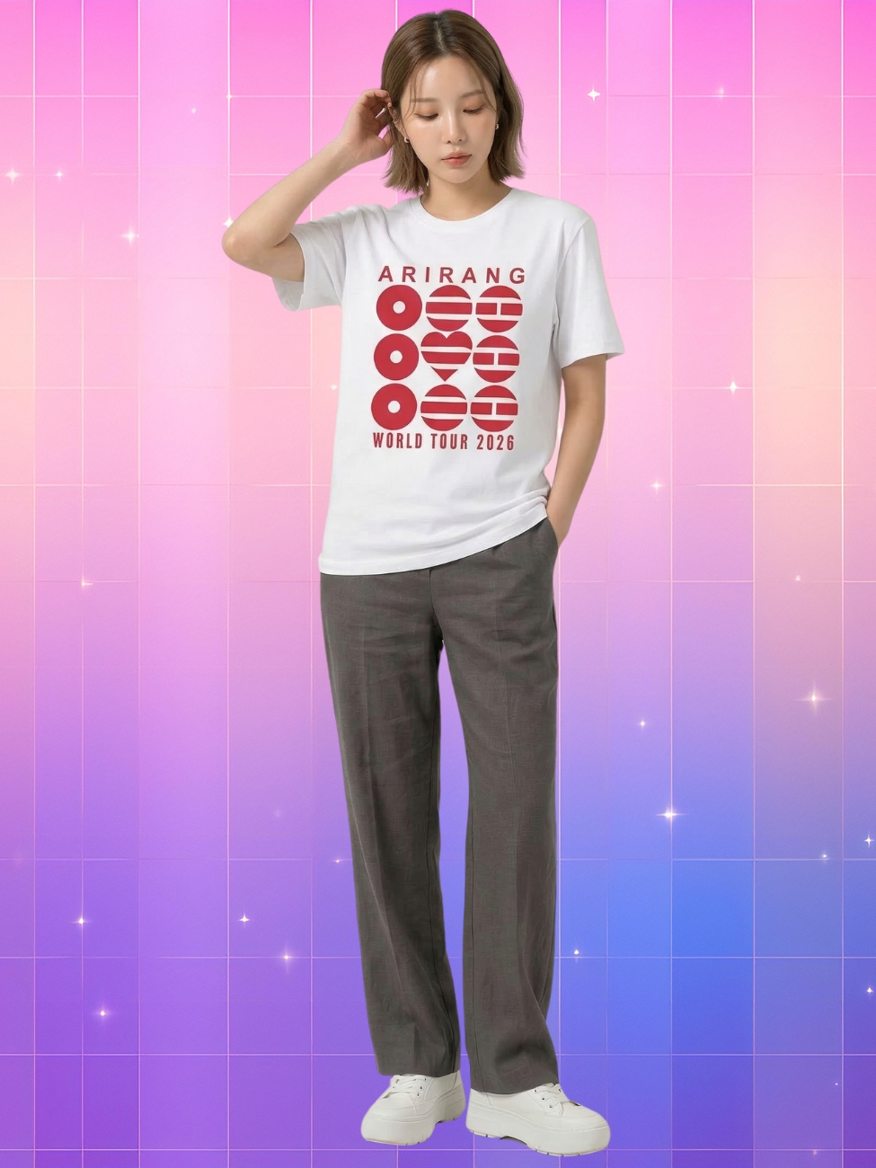 Une jeune femme portant un t-shirt kpop BTS Arirang tournée mondiale 2026 de couleur blanche avec des motifs rouges, associée à un pantalon gris, sur un fond dégradé rose et violet scintillant.