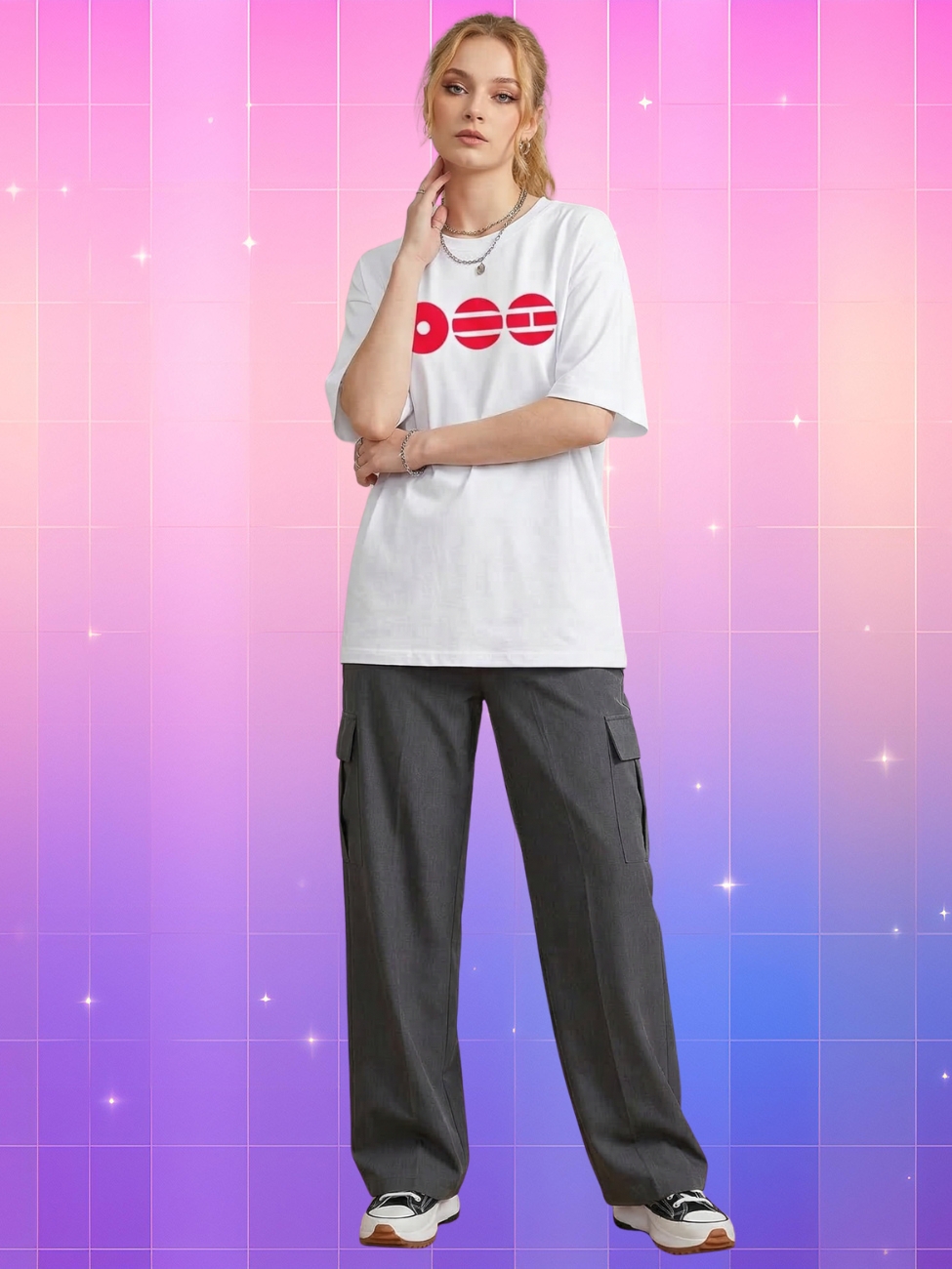 Une jeune femme blonde portant un T-shirt kpop BTS de retour avec Arirang de couleur blanche avec un logo rouge, associé à un pantalon large gris, sur un fond dégradé rose et violet parsemé de petites étoiles étincelantes.