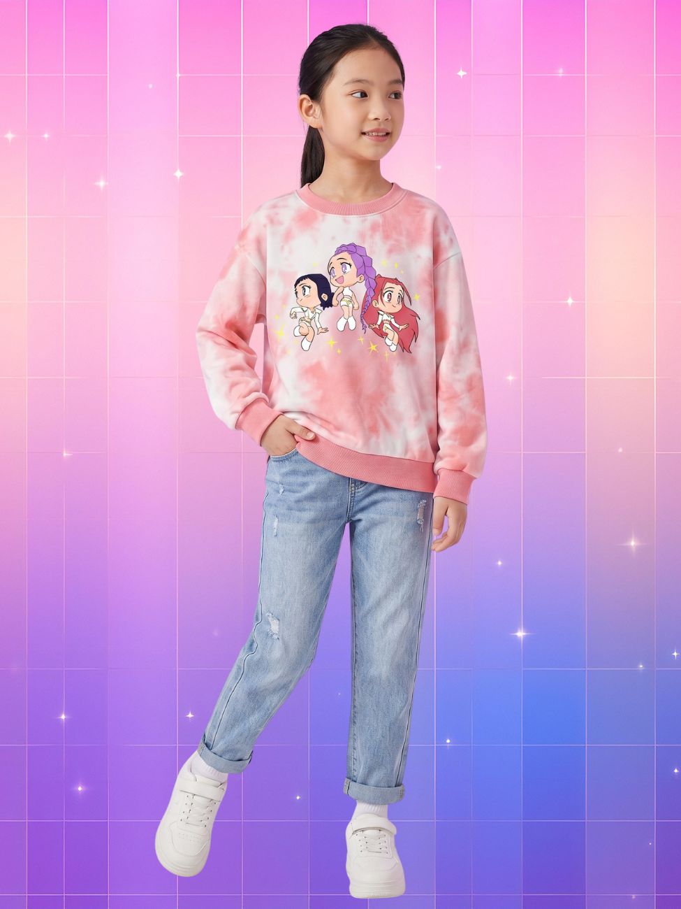 Une jeune fille porte un pull kpop demon hunters enfant kawaii, un sweat pastel à manches longues avec un dessin de personnages, sur un fond rose et violet avec de petites étoiles brillantes.