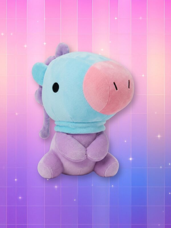 Une peluche Kpop BTS BT21 Mang en forme de petit personnage bleu et violet, assise sur un fond rose et bleu brillant.