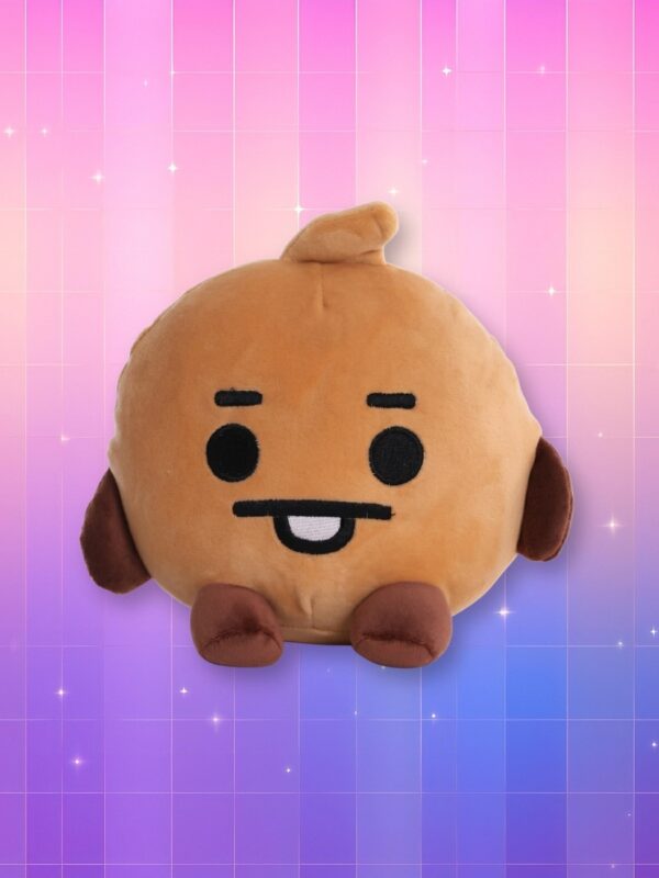 Une peluche Kpop BTS BT21 Shooky ronde et marron, avec un petit visage souriant, posée sur un fond rose et violet scintillant.