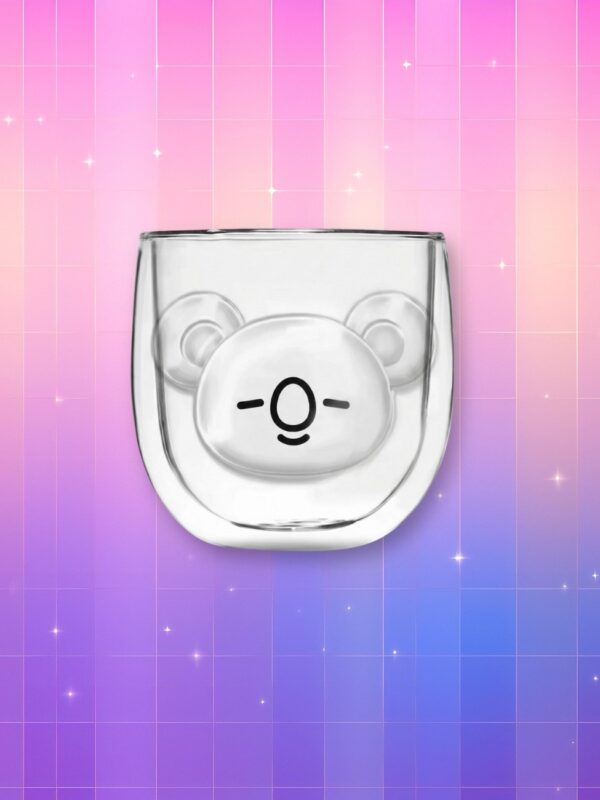 Un mug Kpop transparent BTS BT21 Koya en verre transparent, avec le visage de Koya dessiné dessus, sur un fond dégradé rose et violet.
