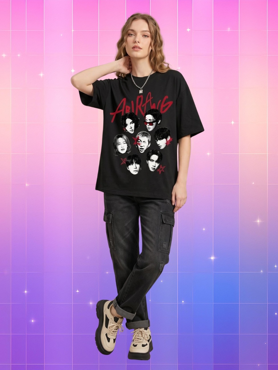 Une jeune fille porte un t-shirt kpop BTS Arirang avec portraits des membres noir, devant un fond rose et violet en dégradé.