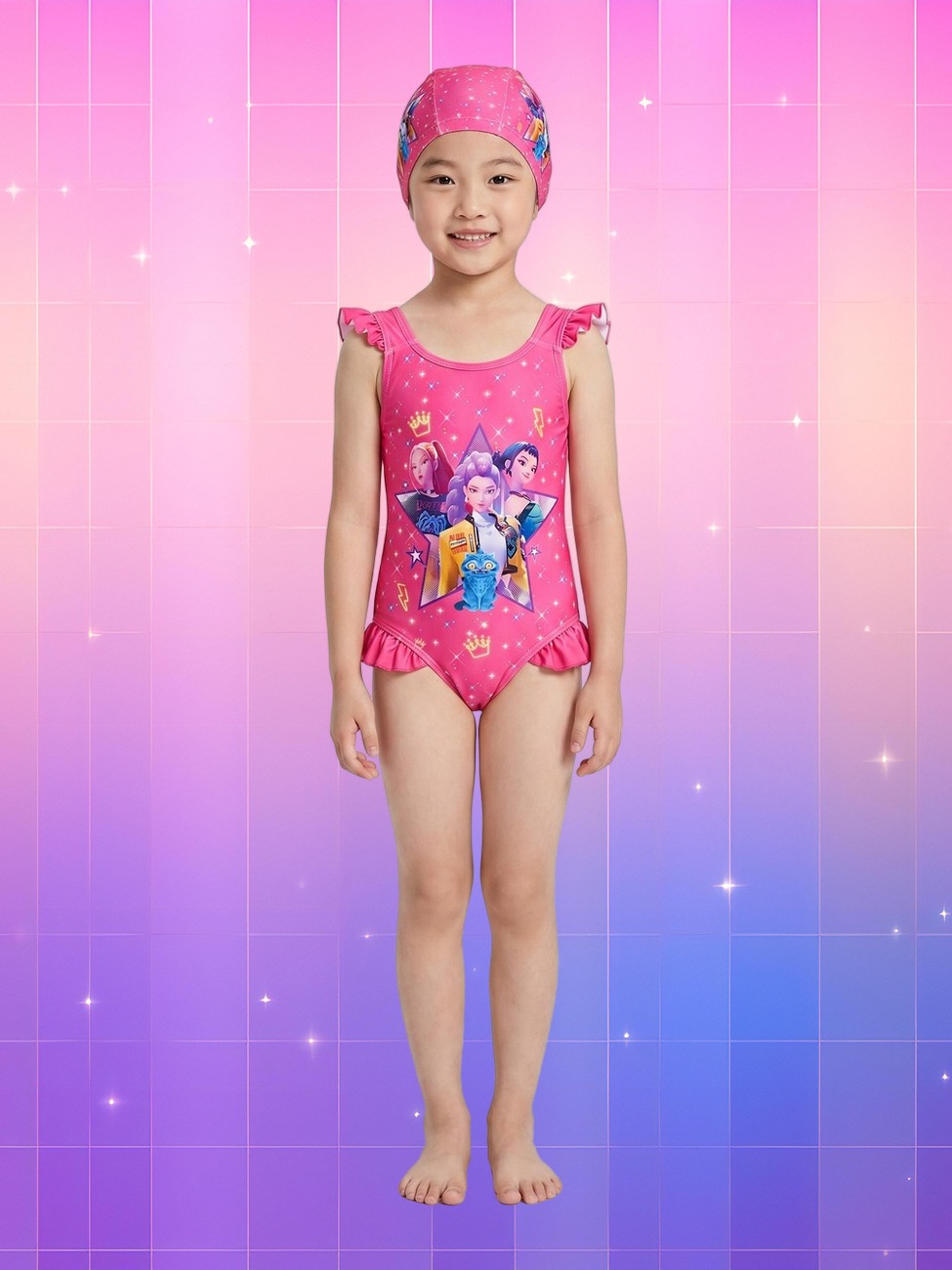 Une petite fille porte un maillot de bain Kpop Demon Hunters une pièce avec bonnet rose, sur un fond dégradé rose et violet.